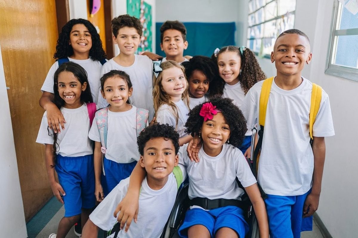 Niños y niñas de una escuela en jornada comunitaria