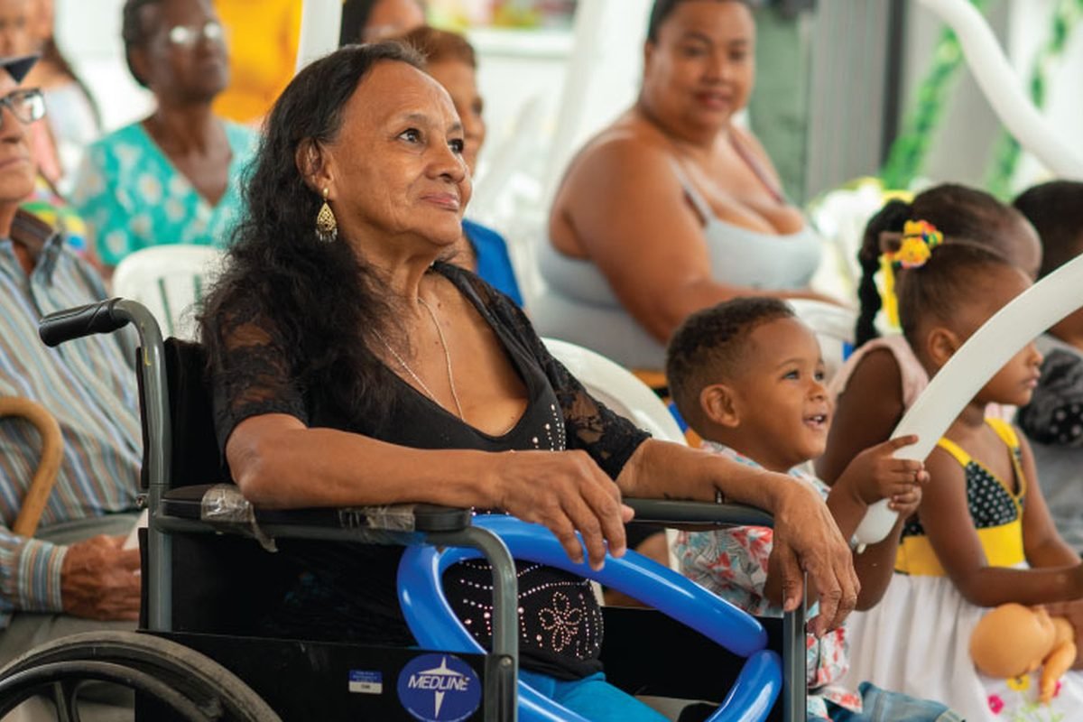Adulta mayor participando en una actividad comunitaria