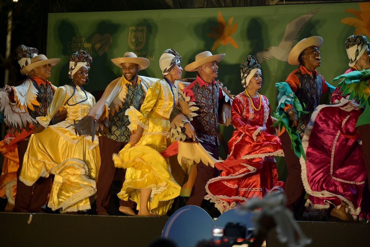 Grupo de danza folclórica del Pacífico en escena