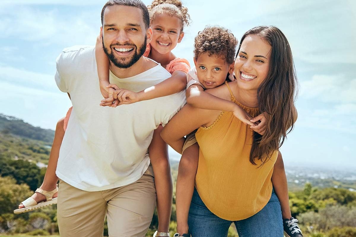 Familia sonriendo al aire libre